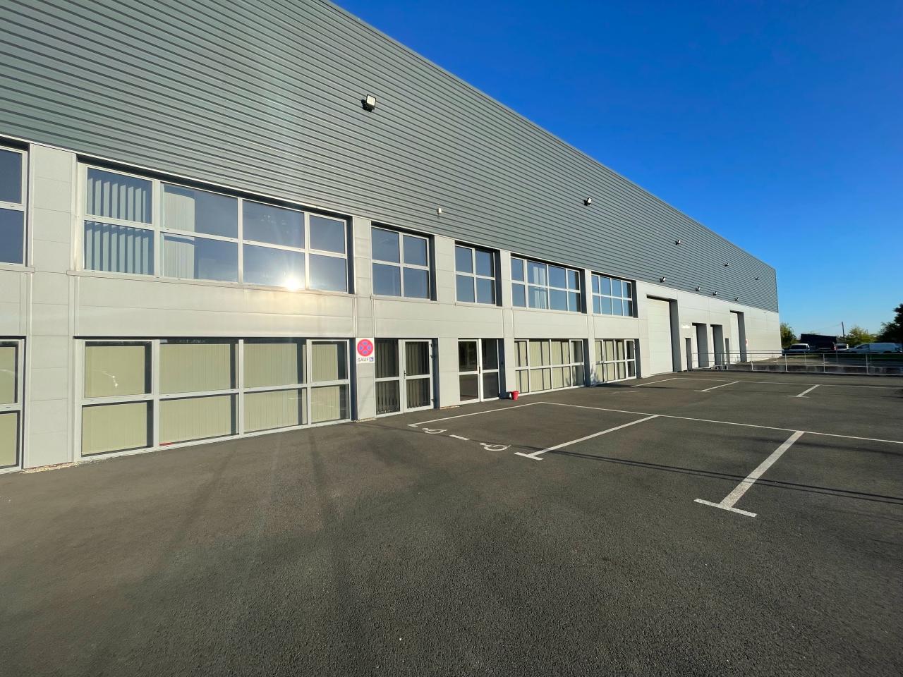Local d'activité Noyal-Châtillon-sur-Seiche 3210m² Location local d'activité Noyal-Châtillon-sur-Seiche Ille-et-Vilaine OLACT2531637 0